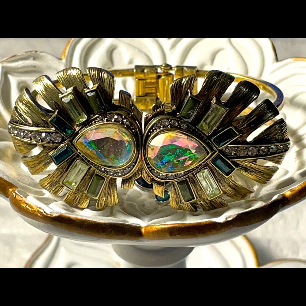 Hinged cuff bracelet